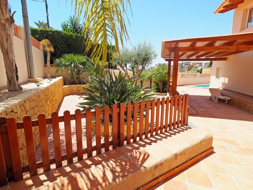 Beautiful villa with 3 bedrooms, 3 bathrooms, private pool, sea views and direct beach access