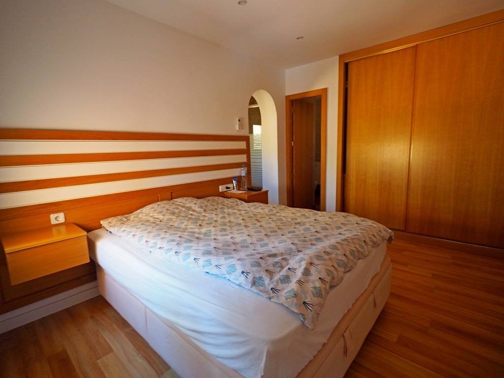 Beautiful villa with 3 bedrooms, 3 bathrooms, private pool, sea views and direct beach access