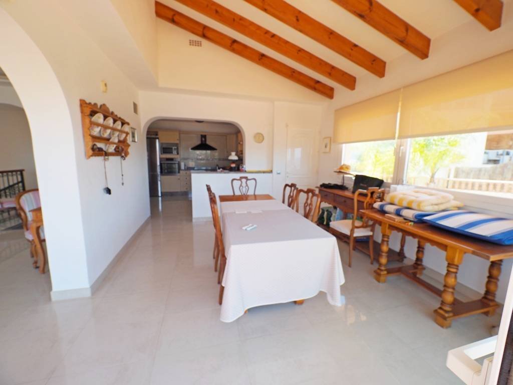 Beautiful villa with 3 bedrooms, 3 bathrooms, private pool, sea views and direct beach access