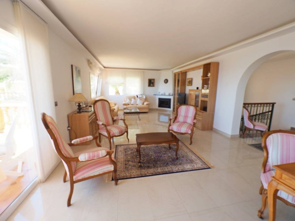Beautiful villa with 3 bedrooms, 3 bathrooms, private pool, sea views and direct beach access