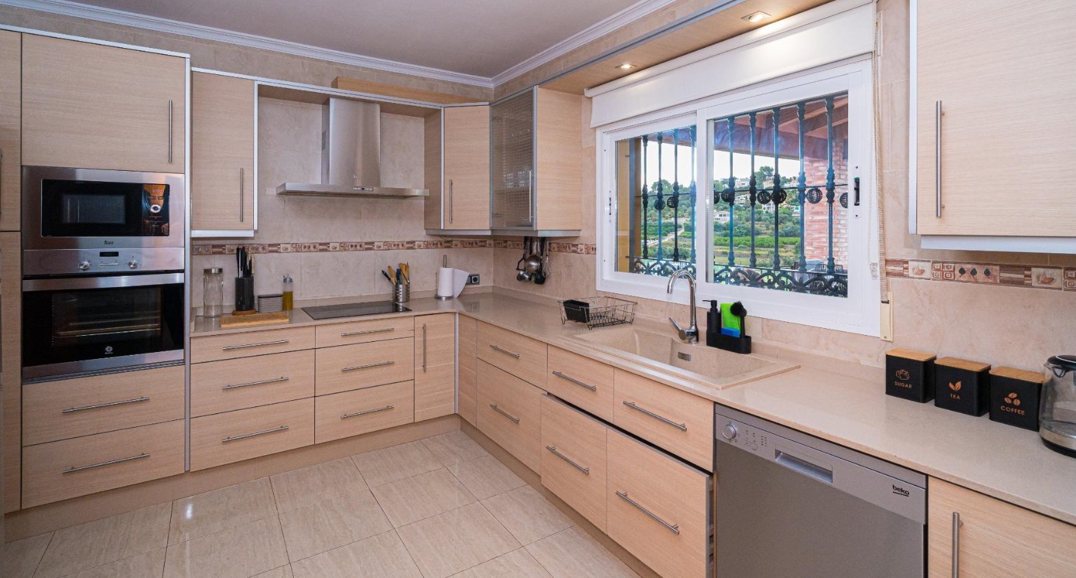 Wonderful villa for sale in Orba with beautiful views.The villa is located just 5 minutes from the town of Orba, in a very quiet urbanization.T...