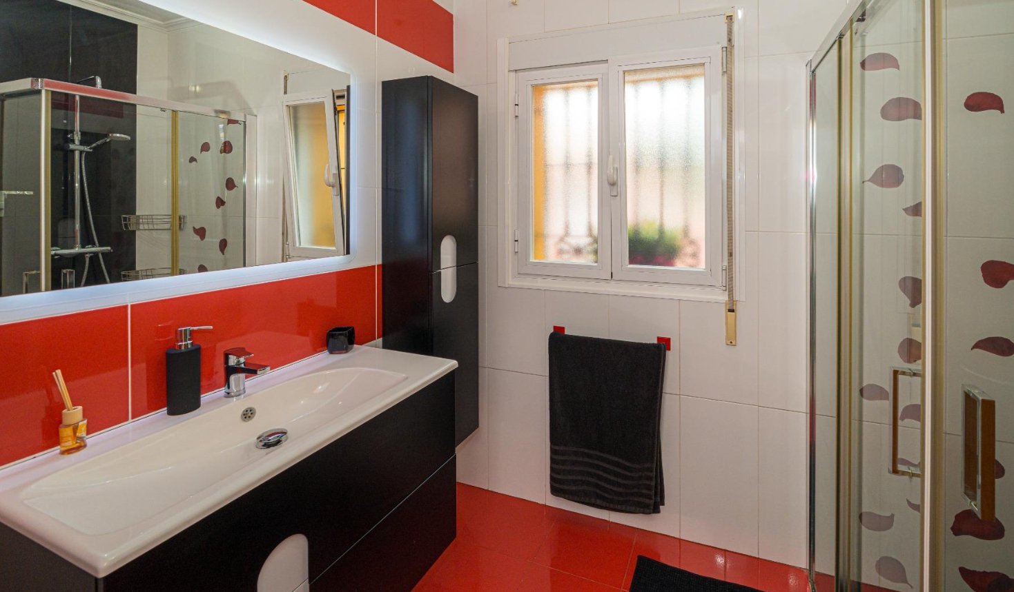 Wonderful villa for sale in Orba with beautiful views.The villa is located just 5 minutes from the town of Orba, in a very quiet urbanization.T...