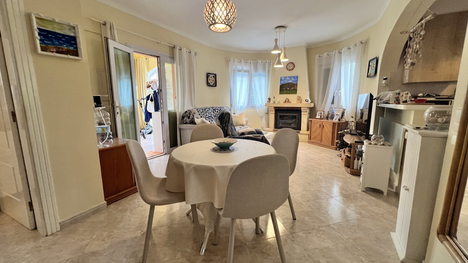 Great villa with good facilities and 3 bedrooms, pool, garage, and much more