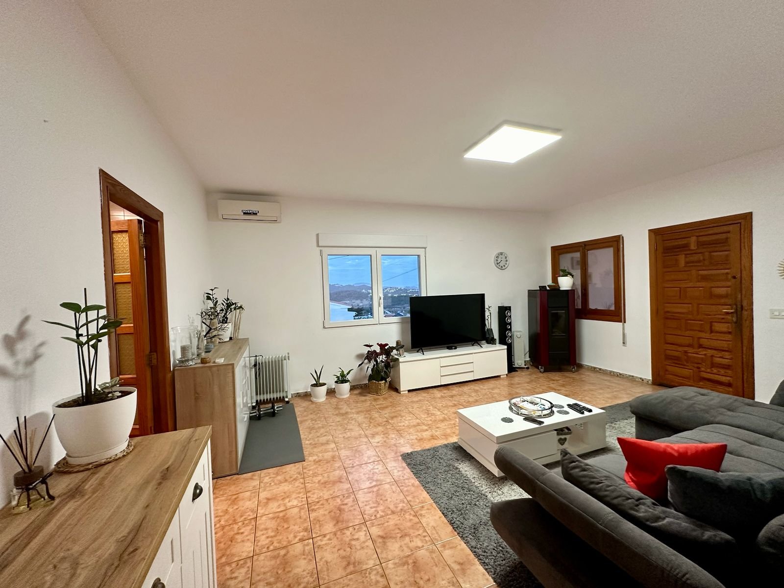 Villa with 2 independent homes, swimming pool and sea views