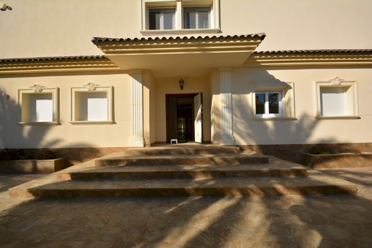 Beautiful, spacious and exclusive villa in the best area of Cabo Roig, just 150 metres from the beach