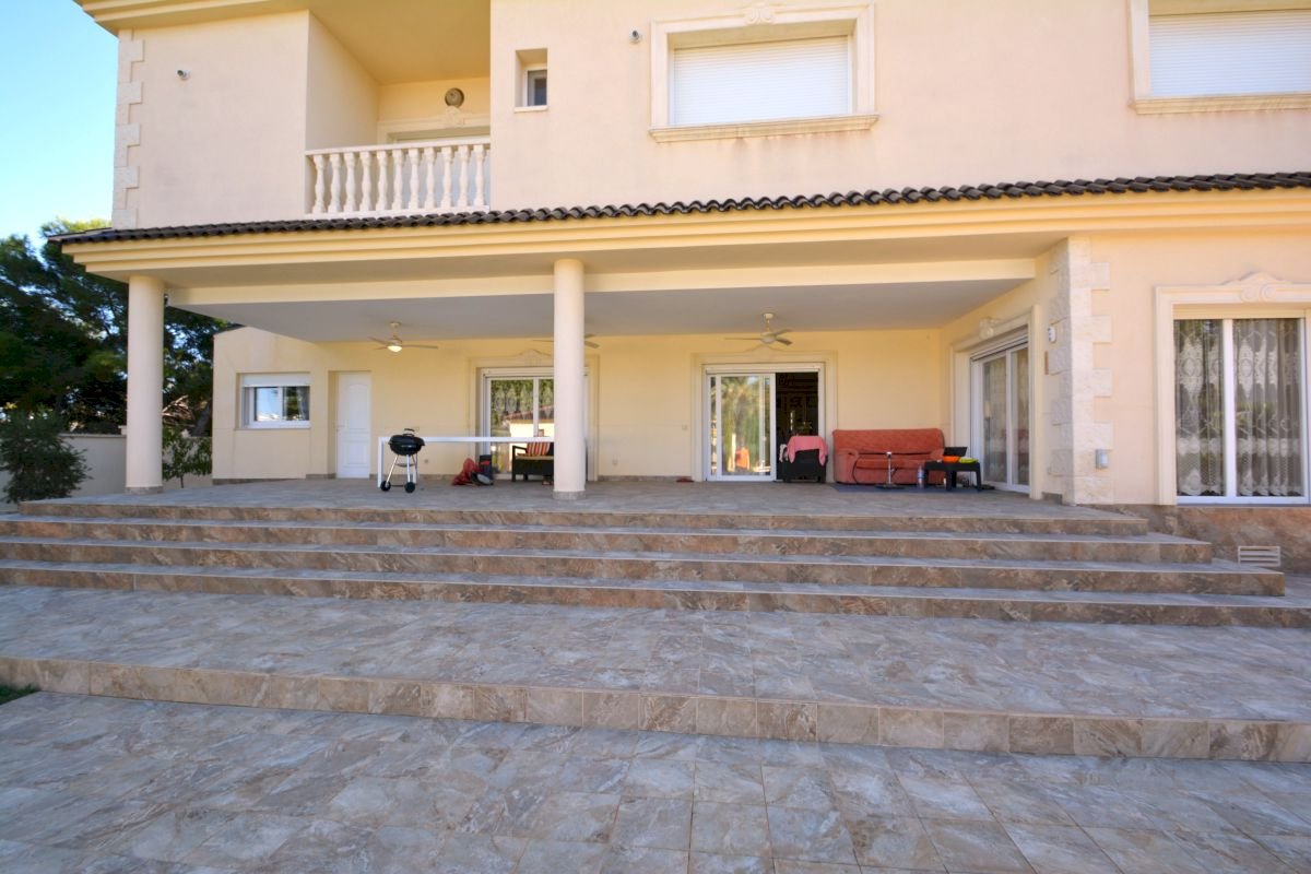 Beautiful, spacious and exclusive villa in the best area of Cabo Roig, just 150 metres from the beach