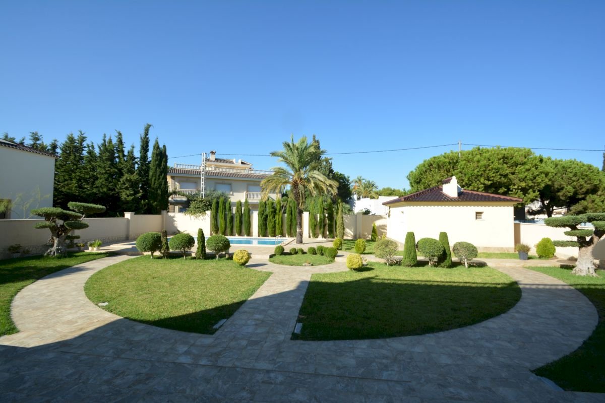 Beautiful, spacious and exclusive villa in the best area of Cabo Roig, just 150 metres from the beach