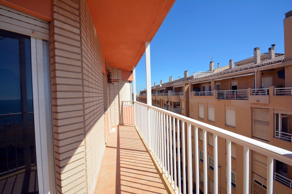 3-bedroom apartment with 1 bathroom and fantastic sea views near the beach
