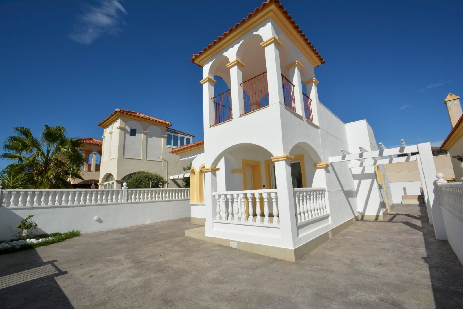 Completely renovated villa with 2 bedrooms, 1 bathroom and communal pool in Lo Crispin
