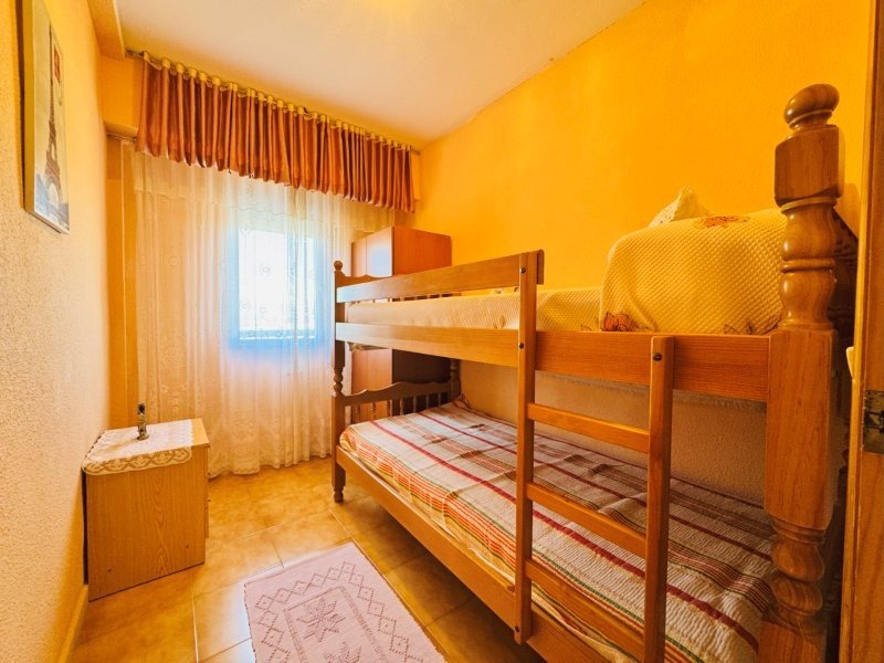 Apartment with 2 bedrooms, 1 bathroom, underground parking space and communal pool just 150 m from the beach