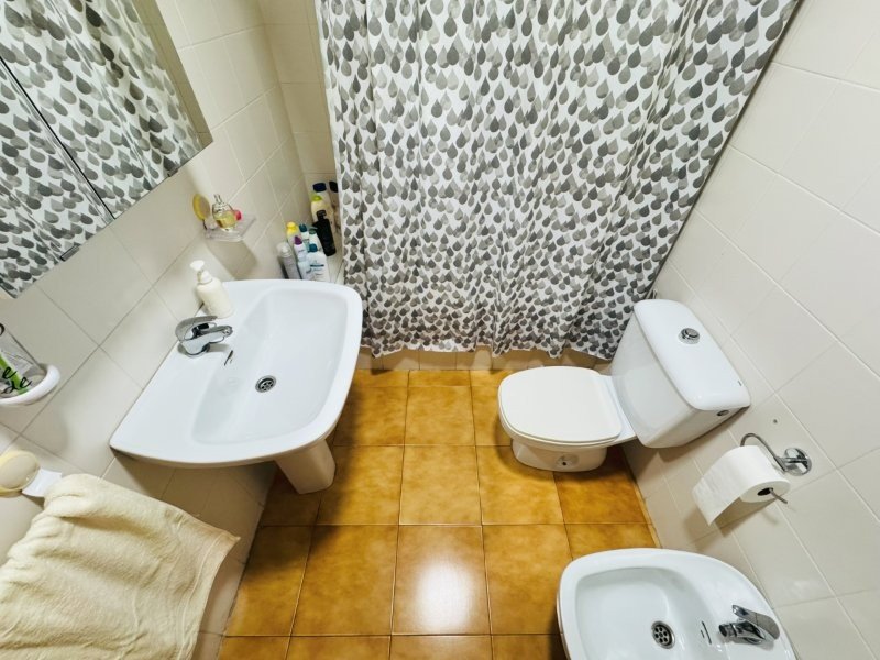 Apartment with 2 bedrooms, 1 bathroom, underground parking space and communal pool just 150 m from the beach