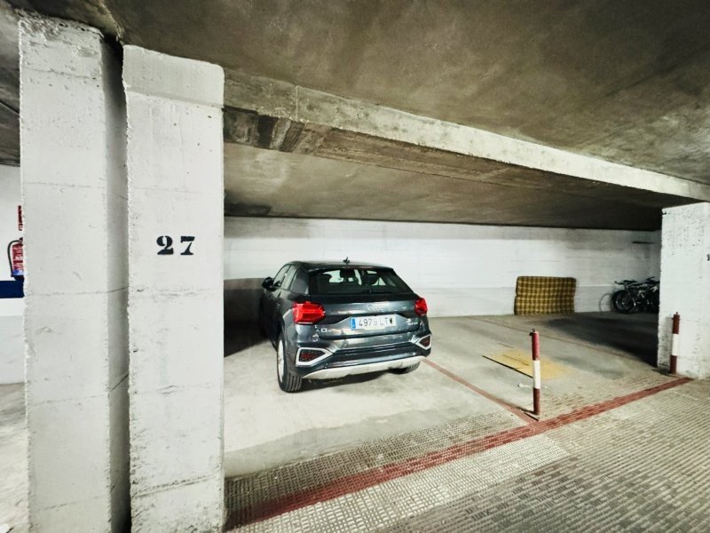 Apartment with 2 bedrooms, 1 bathroom, underground parking space and communal pool just 150 m from the beach