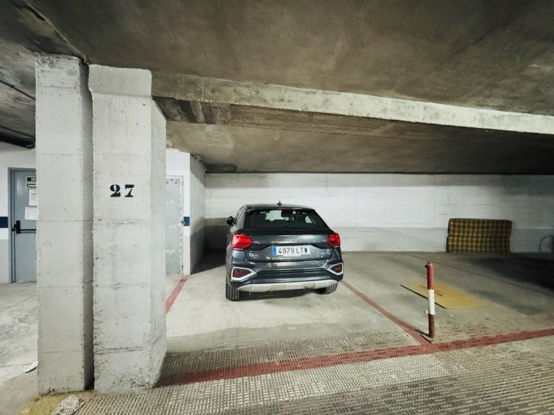 Apartment with 2 bedrooms, 1 bathroom, underground parking space and communal pool just 150 m from the beach