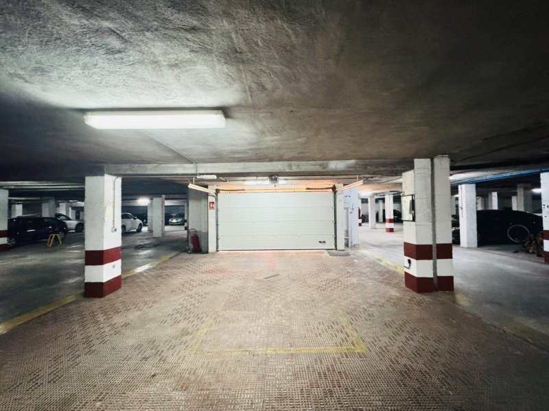 Apartment with 2 bedrooms, 1 bathroom, underground parking space and communal pool just 150 m from the beach