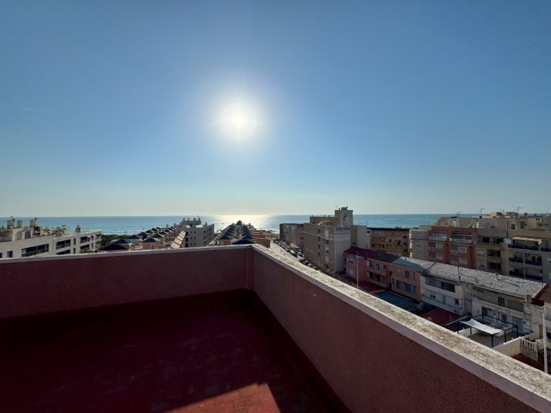 Apartment with 2 bedrooms, 1 bathroom, underground parking space and communal pool just 150 m from the beach