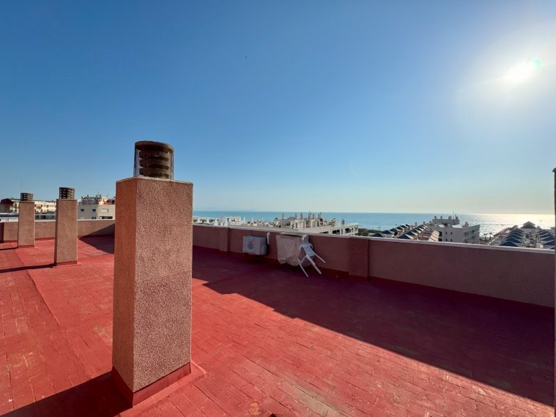 Apartment with 2 bedrooms, 1 bathroom, underground parking space and communal pool just 150 m from the beach