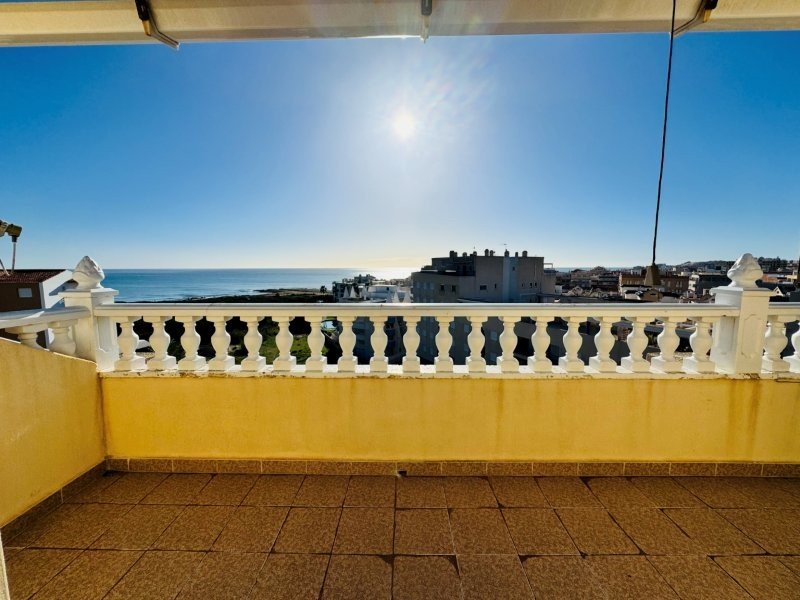 Duplex apartment with 3 bedrooms, 2 bathrooms, 2 parking spaces, communal pool and sea views, just 100 metres from the beach