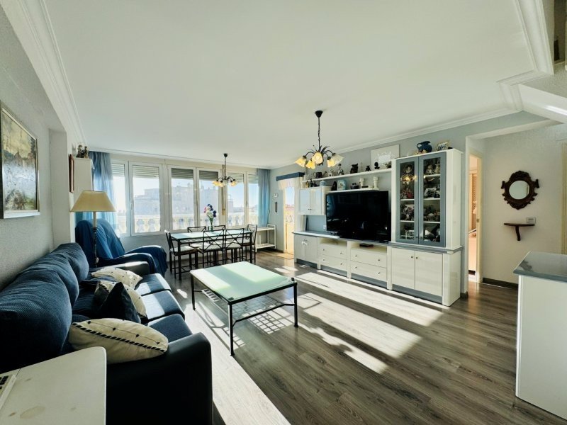 Duplex apartment with 3 bedrooms, 2 bathrooms, 2 parking spaces, communal pool and sea views, just 100 metres from the beach