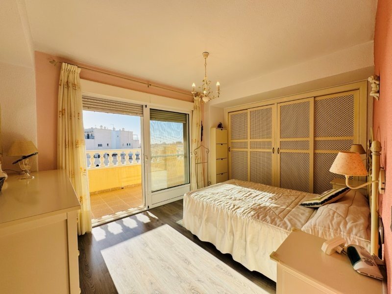 Duplex apartment with 3 bedrooms, 2 bathrooms, 2 parking spaces, communal pool and sea views, just 100 metres from the beach