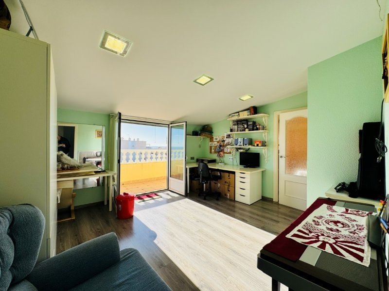 Duplex apartment with 3 bedrooms, 2 bathrooms, 2 parking spaces, communal pool and sea views, just 100 metres from the beach