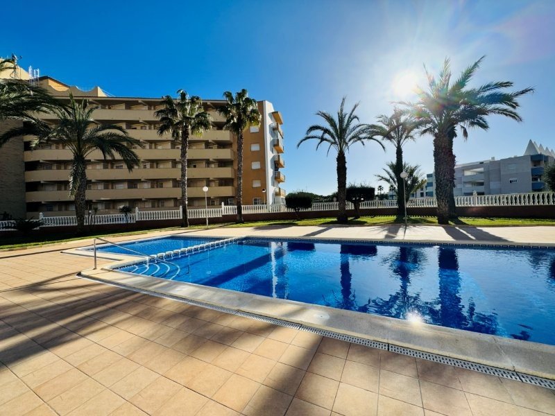 Duplex apartment with 3 bedrooms, 2 bathrooms, 2 parking spaces, communal pool and sea views, just 100 metres from the beach