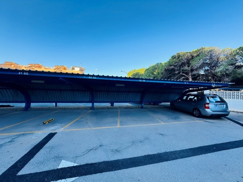 Duplex apartment with 3 bedrooms, 2 bathrooms, 2 parking spaces, communal pool and sea views, just 100 metres from the beach