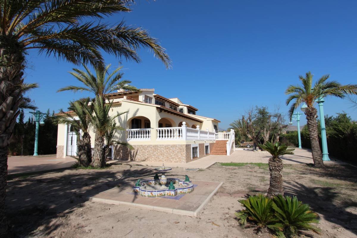 Large renovated villa just 2 km from the sea