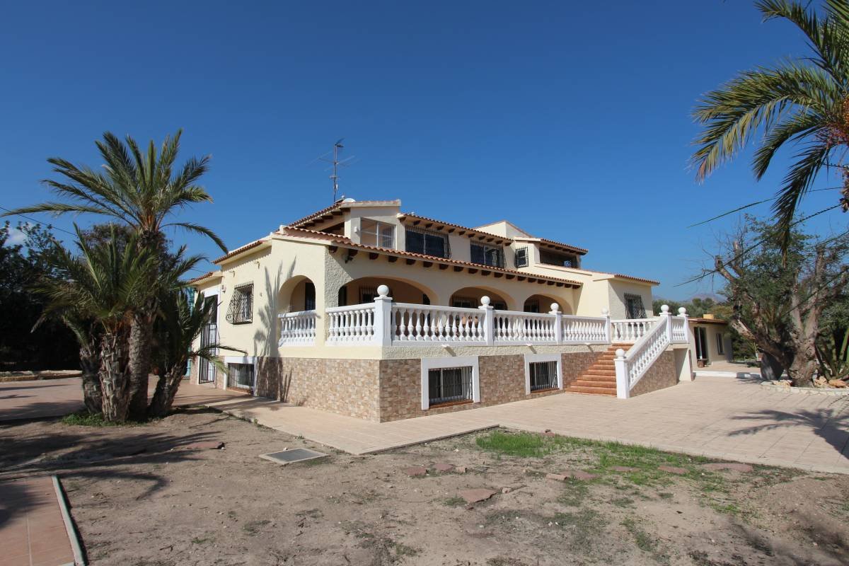 Large renovated villa just 2 km from the sea
