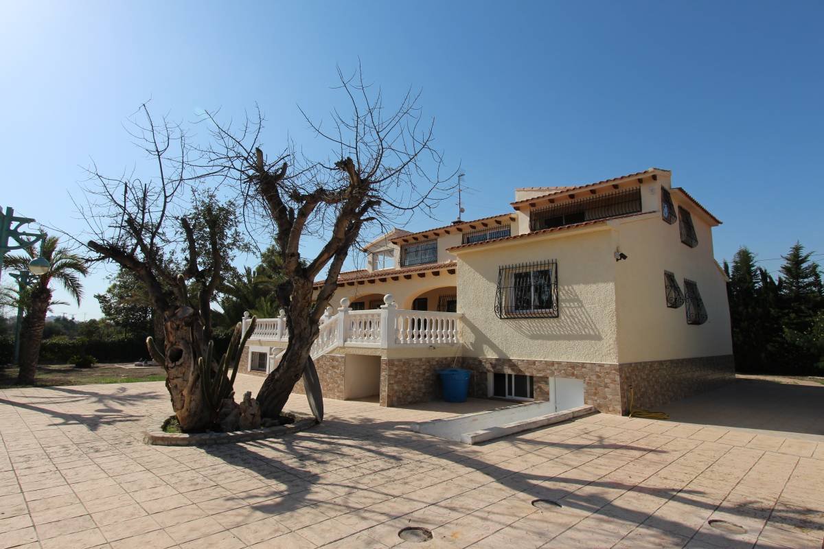 Large renovated villa just 2 km from the sea