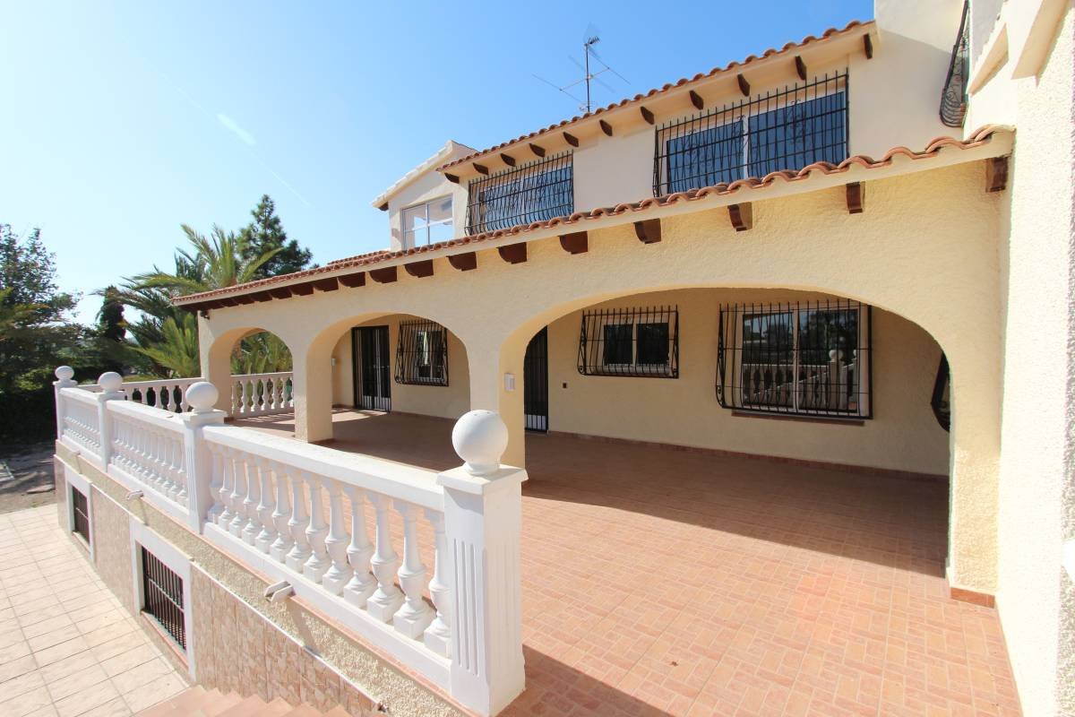 Large renovated villa just 2 km from the sea
