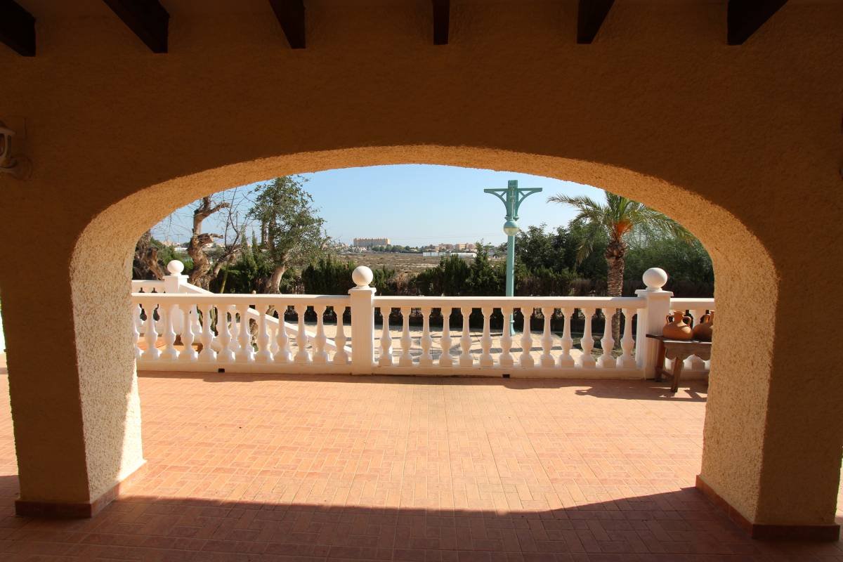 Large renovated villa just 2 km from the sea