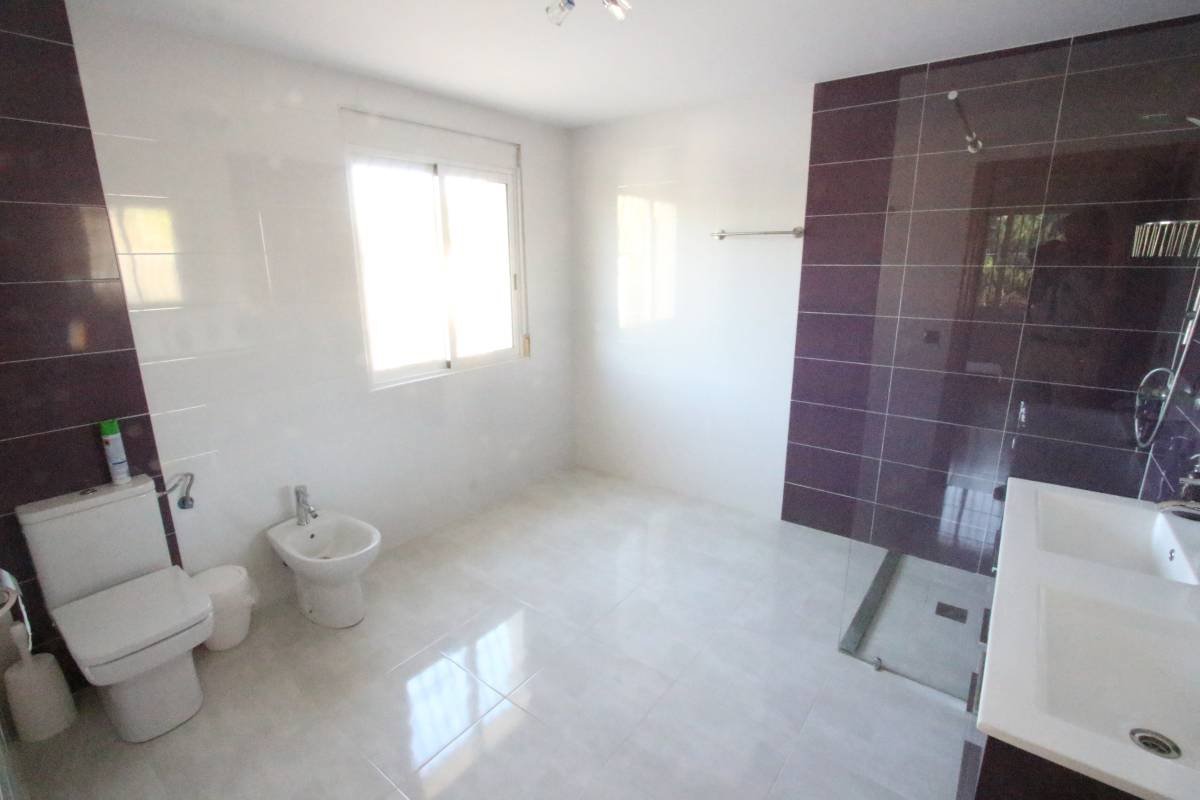 Large renovated villa just 2 km from the sea