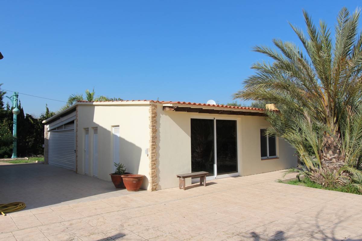 Large renovated villa just 2 km from the sea