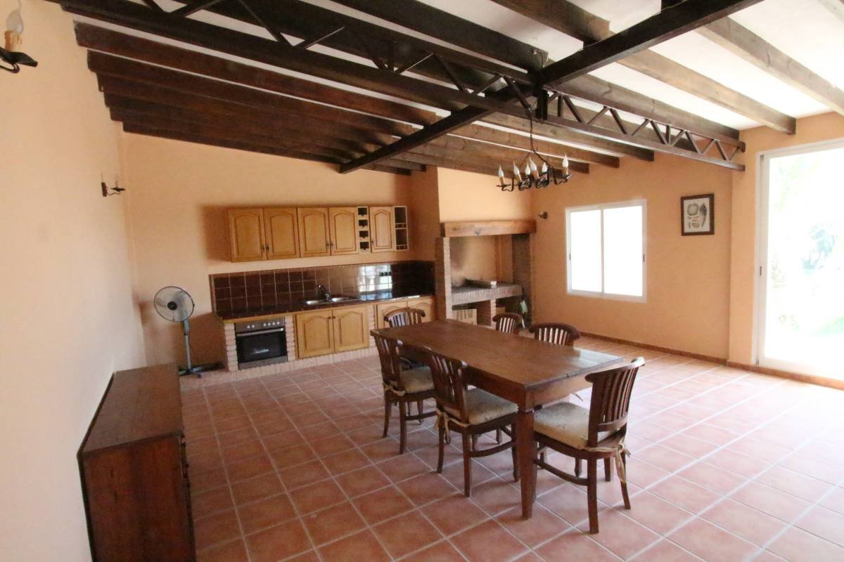 Large renovated villa just 2 km from the sea
