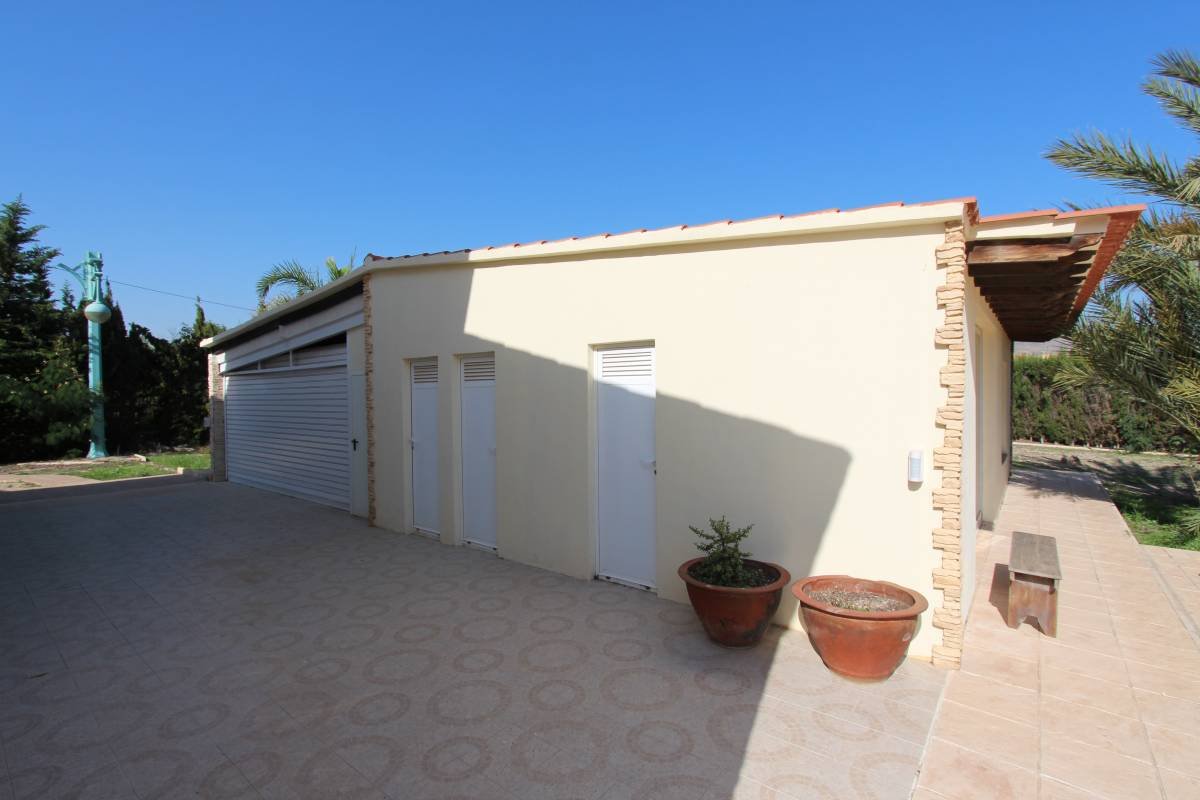 Large renovated villa just 2 km from the sea