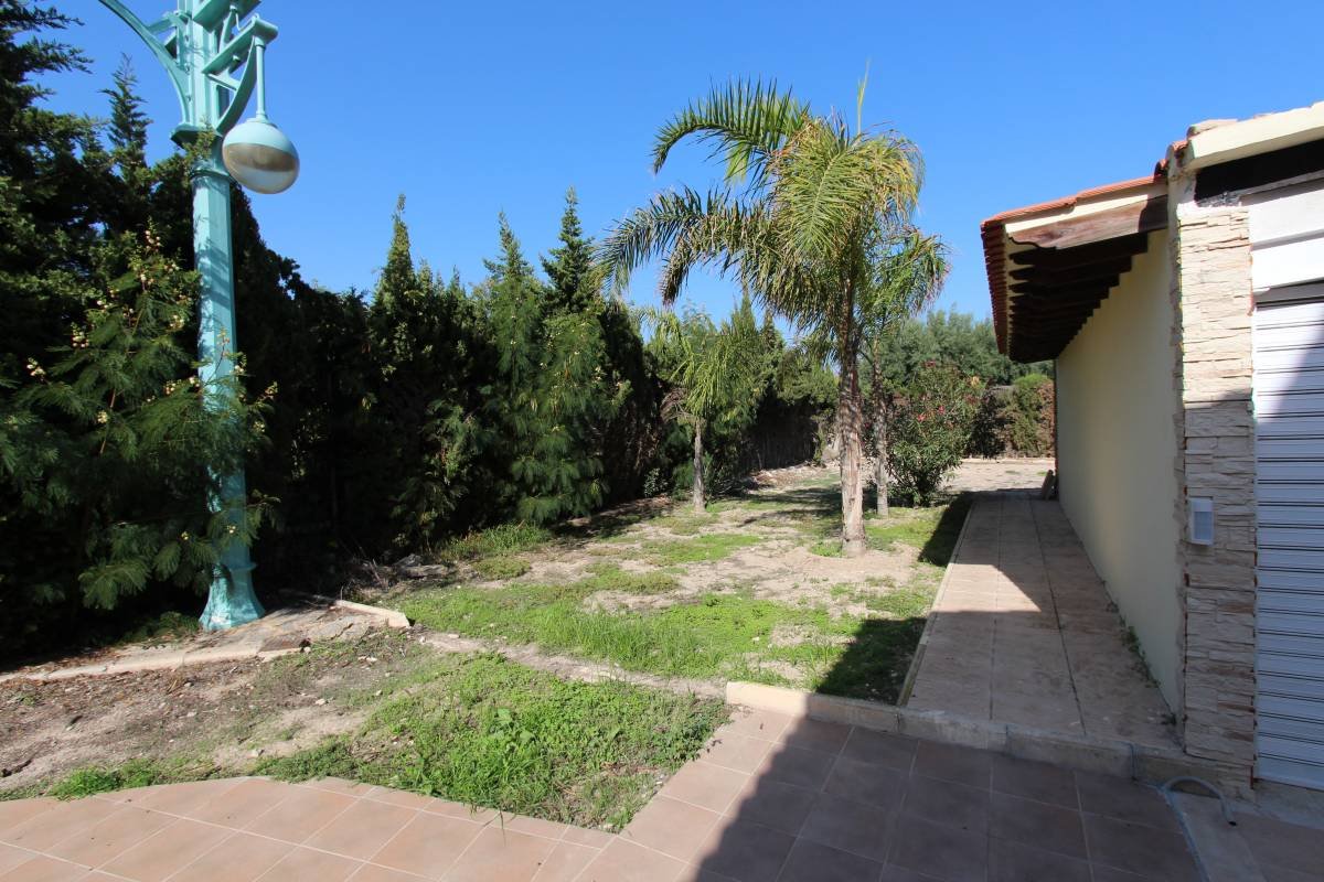 Large renovated villa just 2 km from the sea