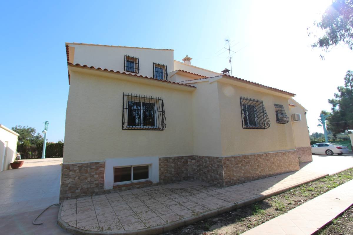 Large renovated villa just 2 km from the sea