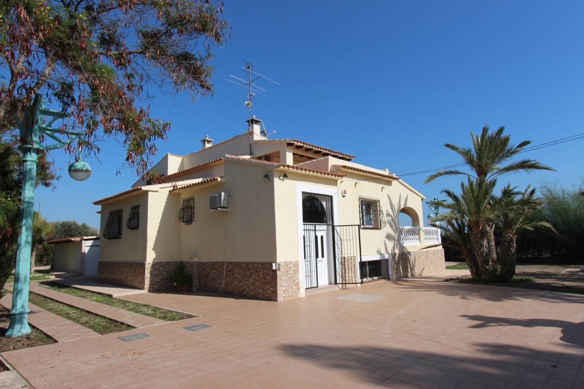 Large renovated villa just 2 km from the sea