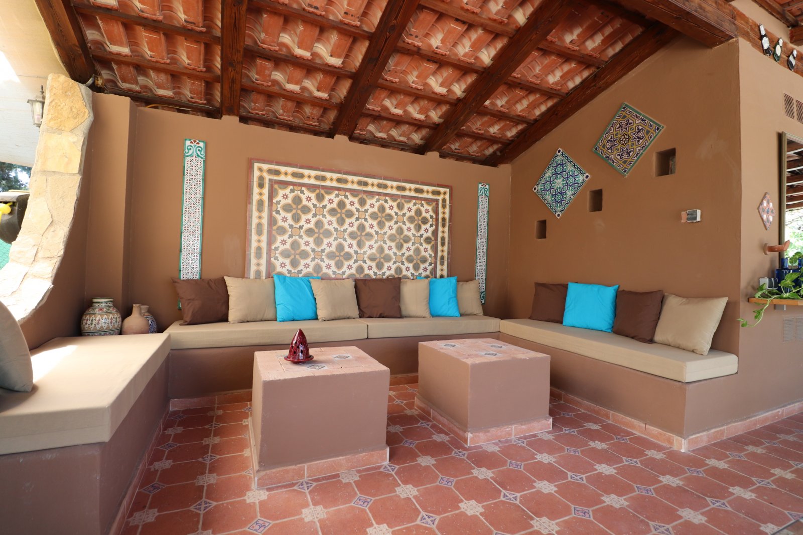 Stunning country villa with 7 bedrooms, 5 bathrooms, private pool and beautiful views on a large plot