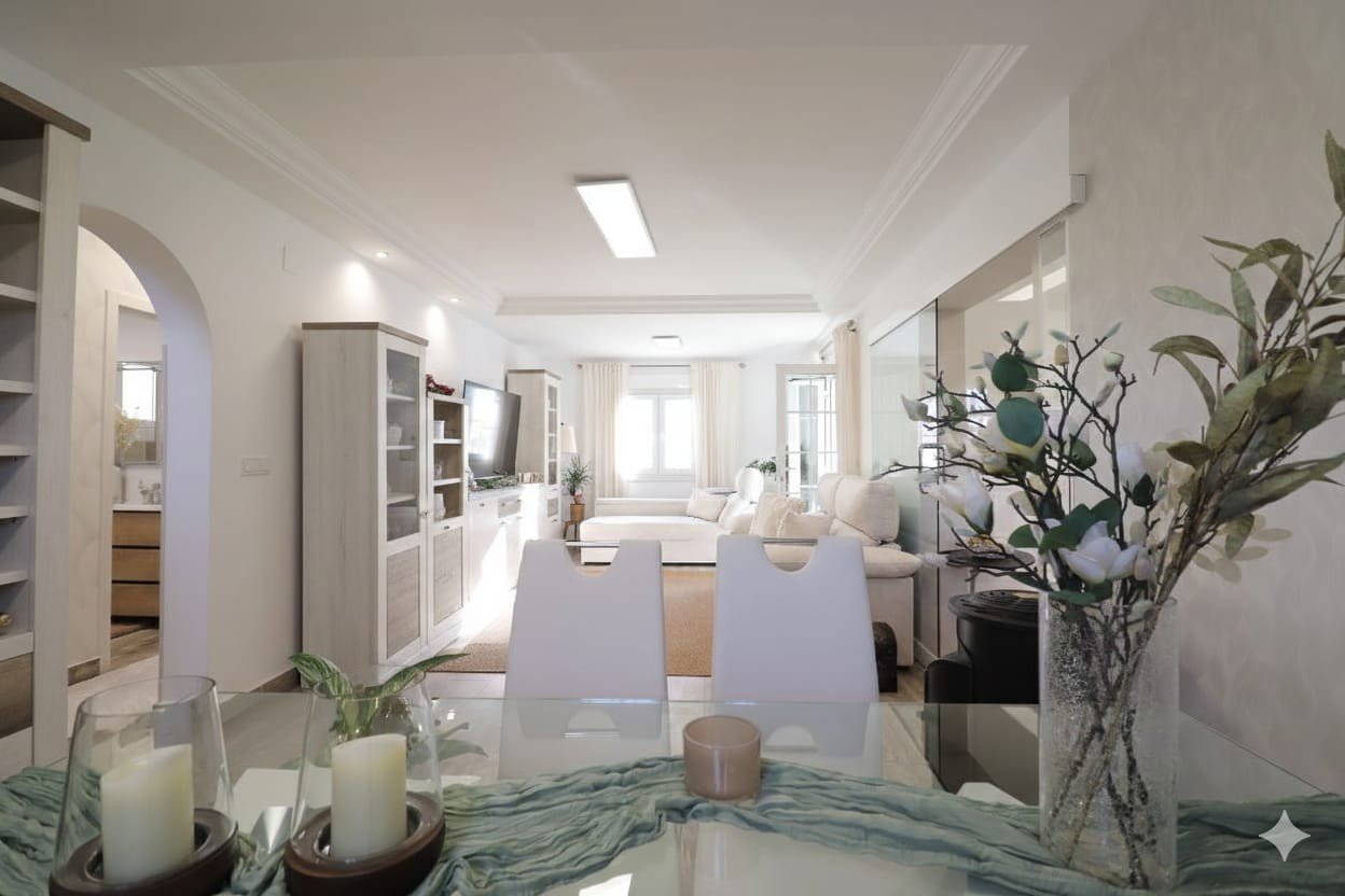 Villa with 4 bedrooms, 3 bathrooms, guest apartment and private pool in Las Filipinas