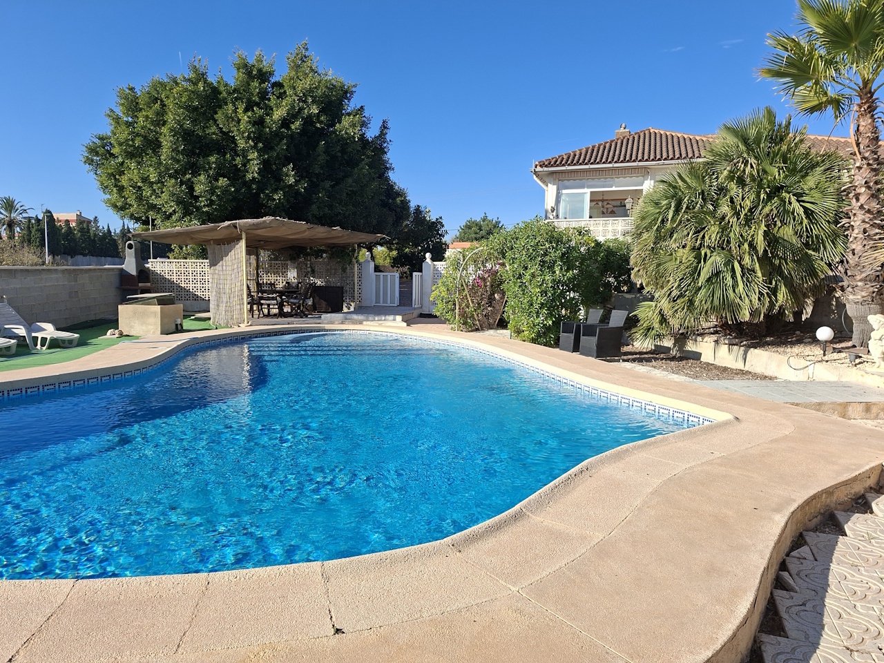 Villa with guest house, private pool and fantastic sea views