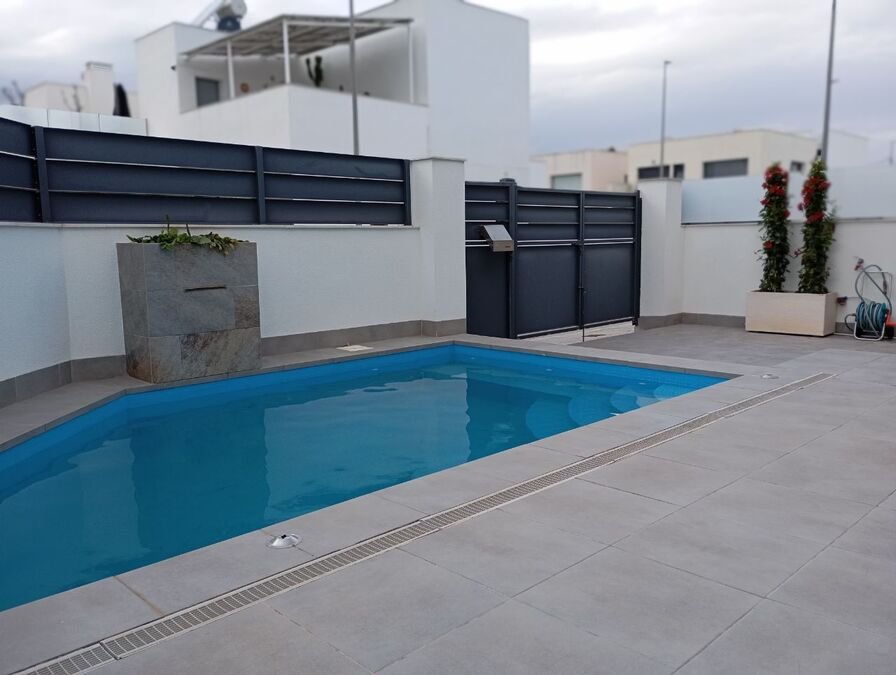 Modern villa with 3 bedrooms, 3 bathrooms, a roof terrace and a private pool