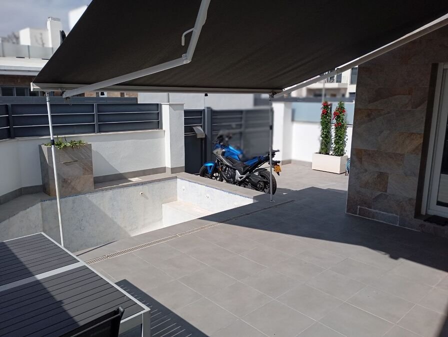 Modern villa with 3 bedrooms, 3 bathrooms, a roof terrace and a private pool