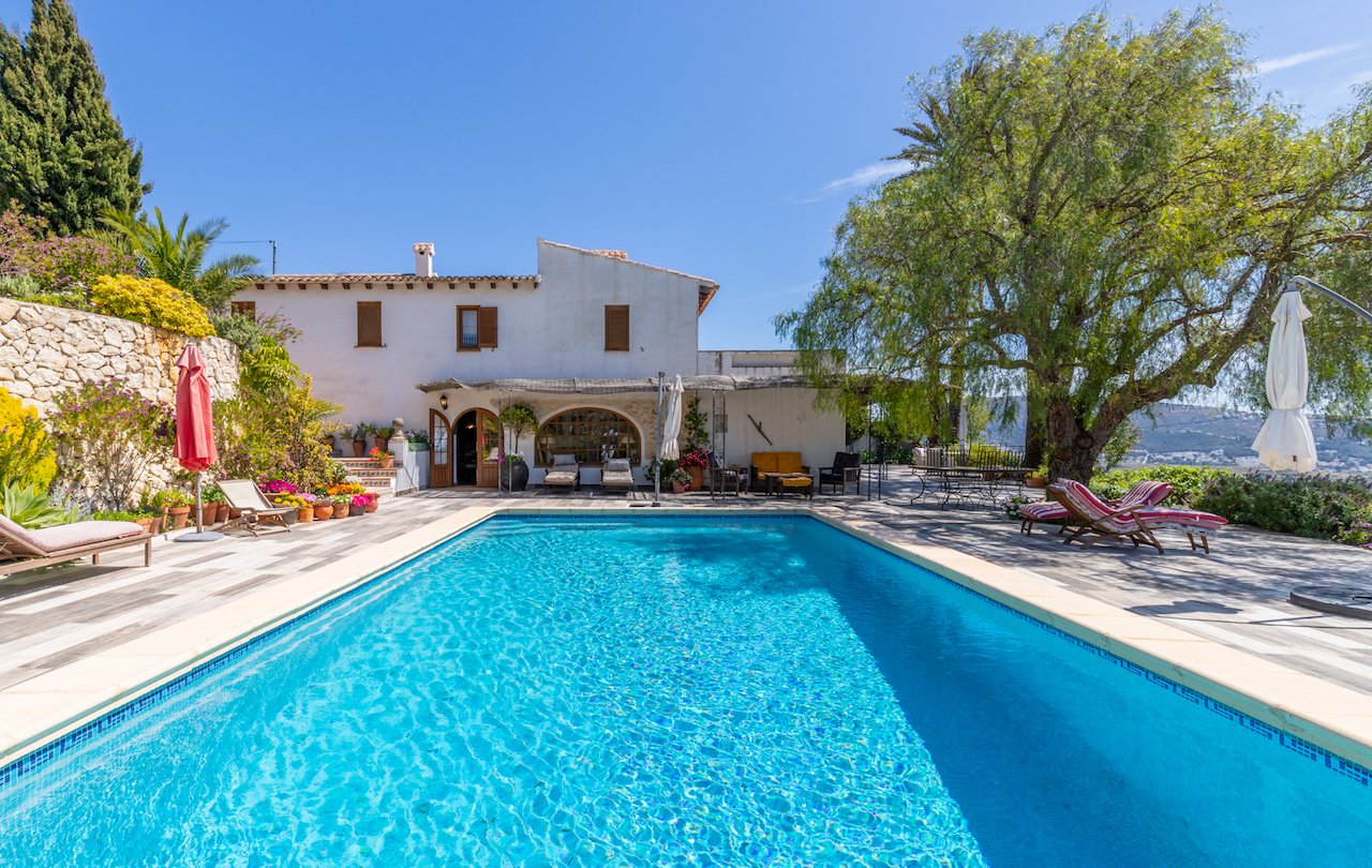 Fantastic rustic estate in traditional Valencian style with every luxury detail