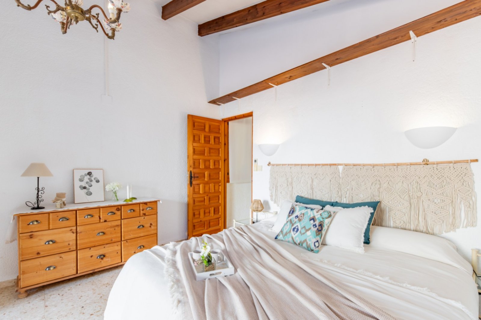 Villa with 4 bedrooms, separate guest apartment and large private pool