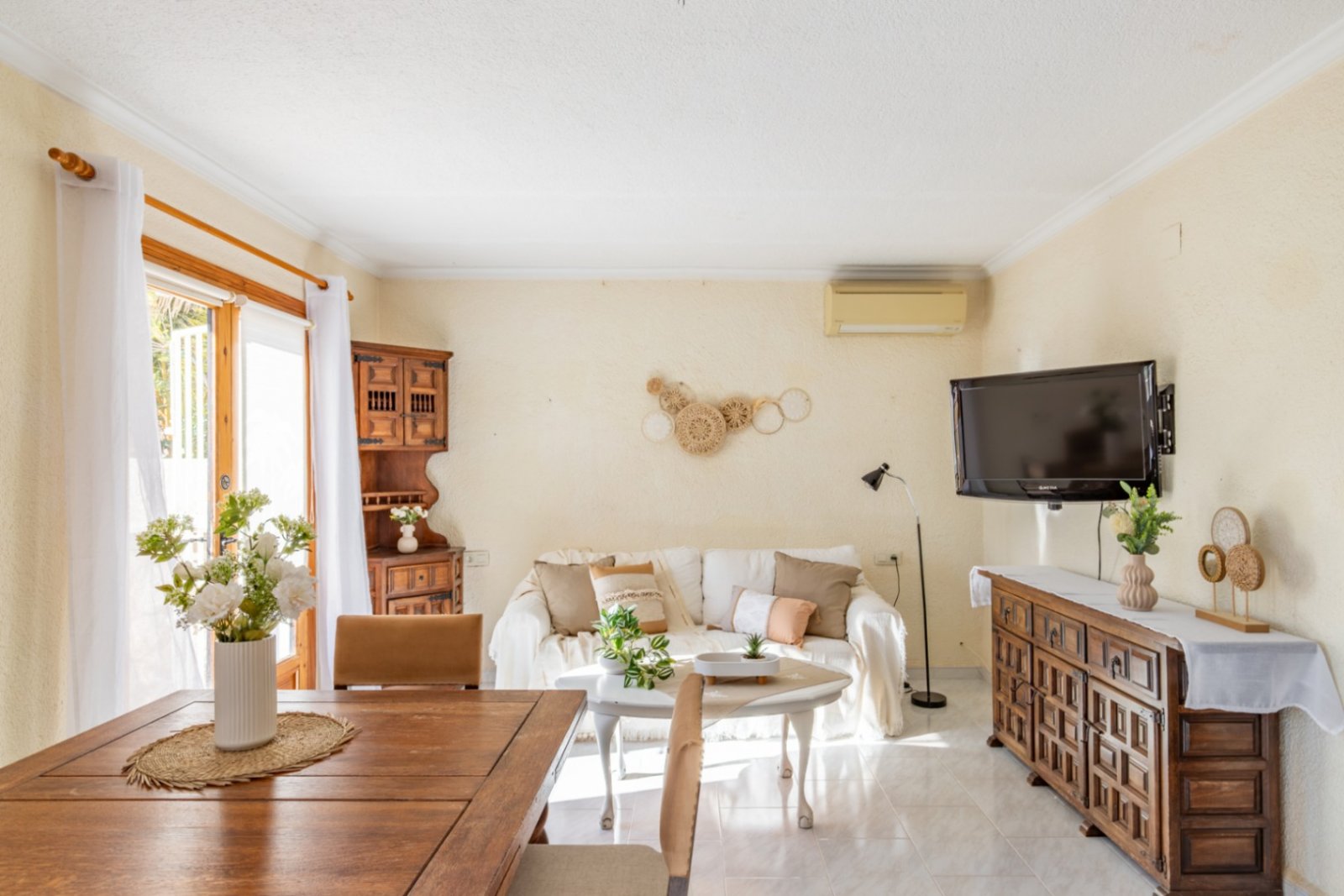 Villa with 4 bedrooms, separate guest apartment and large private pool