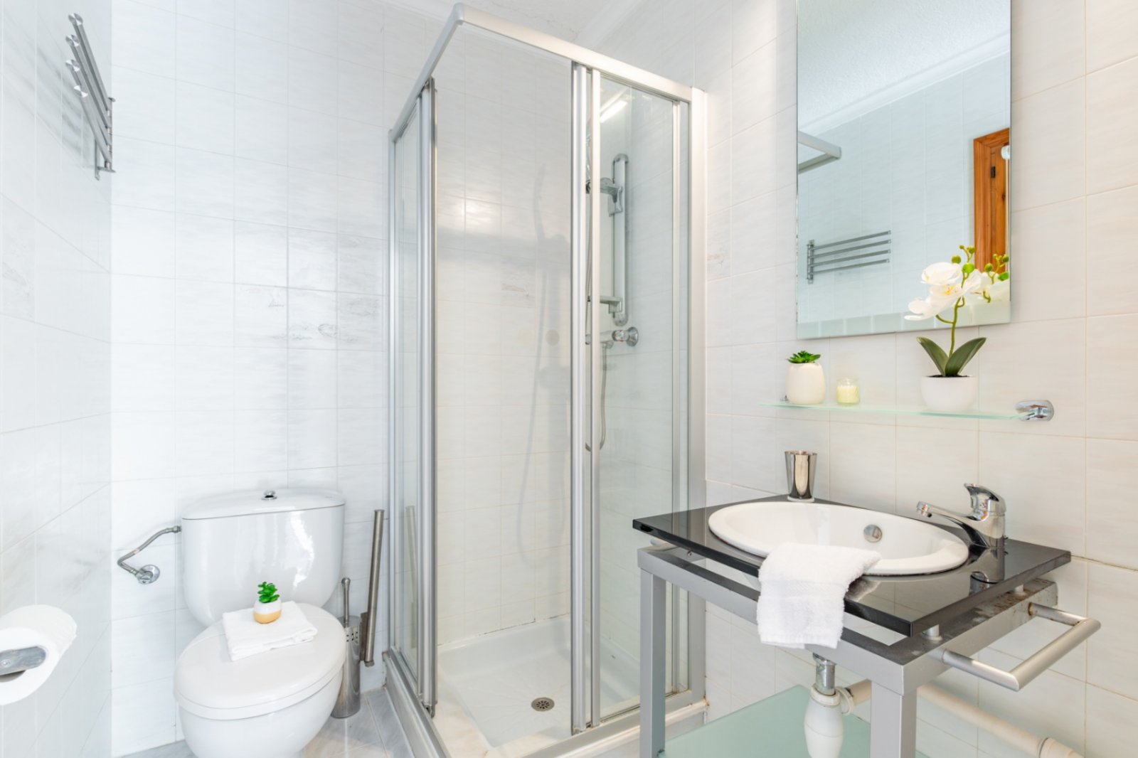 Villa with 4 bedrooms, separate guest apartment and large private pool