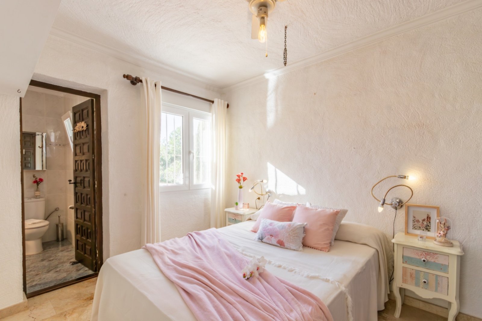 Villa with 4 bedrooms, separate guest apartment and large private pool