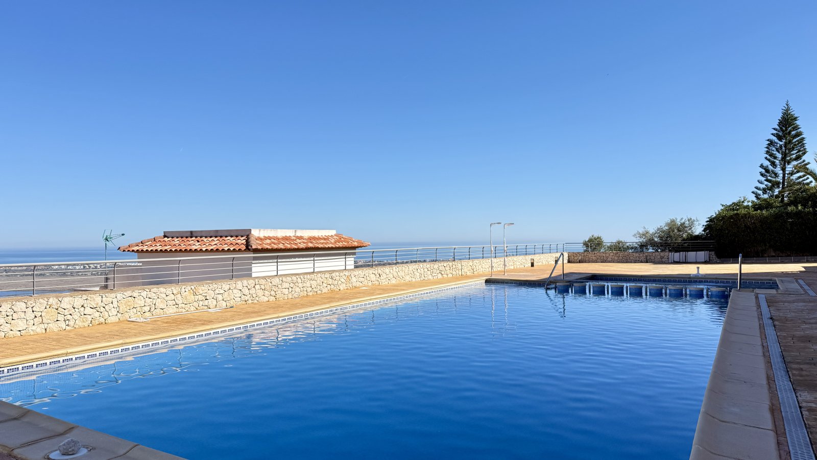 Beautiful apartment with stunning views, parking space and shared amenities