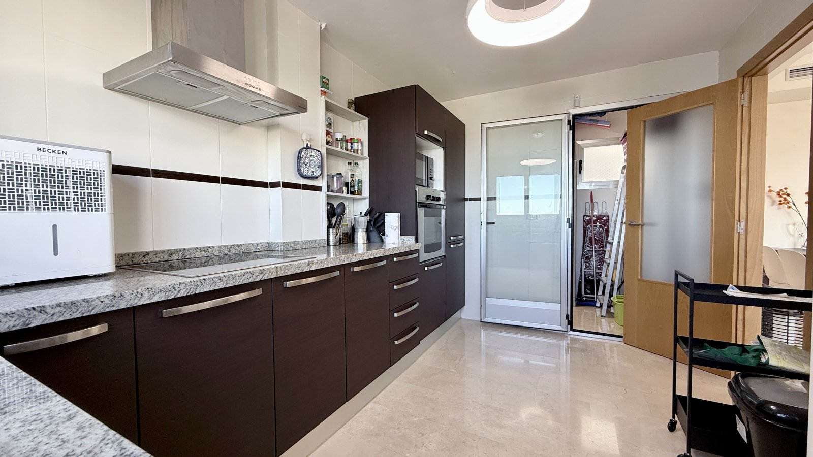 Beautiful apartment with stunning views, parking space and shared amenities